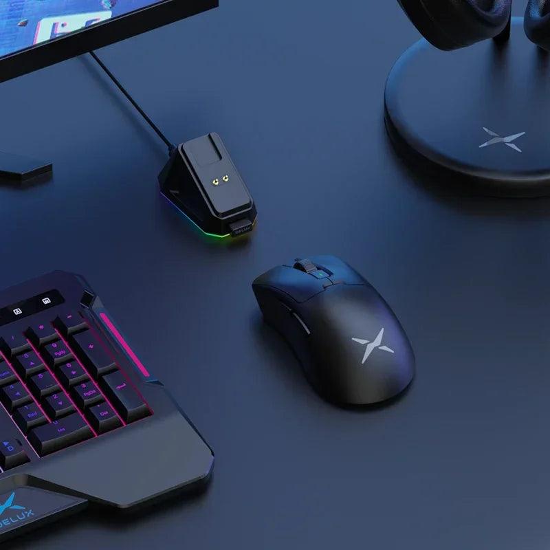 Delux M900PRO Mouse Gamer Sem Fio Ergonômico, Taxa de Polling de 8K, PAW3395, 63g, Dock de Carregamento Magnético RGB para Gamer de PC com Mão Grande Direita